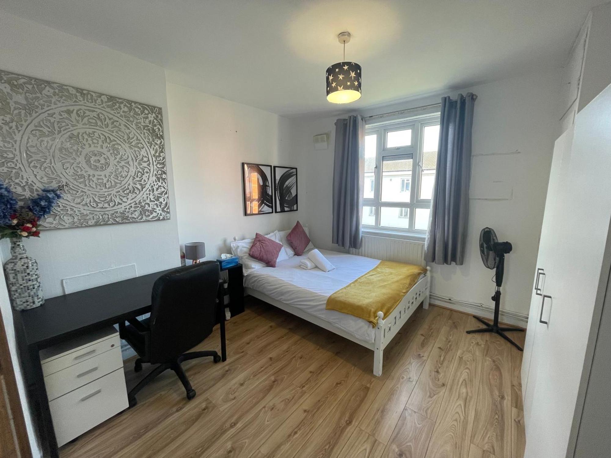 Cosy Double Bed & Breakfast London